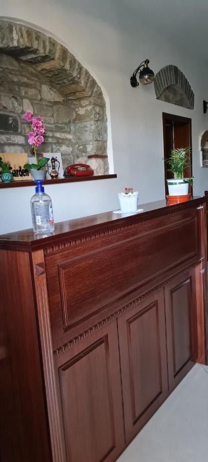 Garden Guest House Permet Ngoại thất bức ảnh