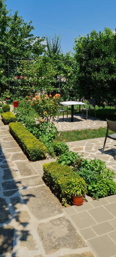Garden Guest House Permet Ngoại thất bức ảnh
